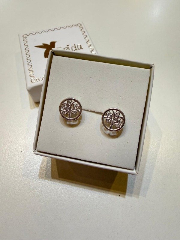 Producto - Aritos pasantes con detalle del árbol de la vida en plata 925.