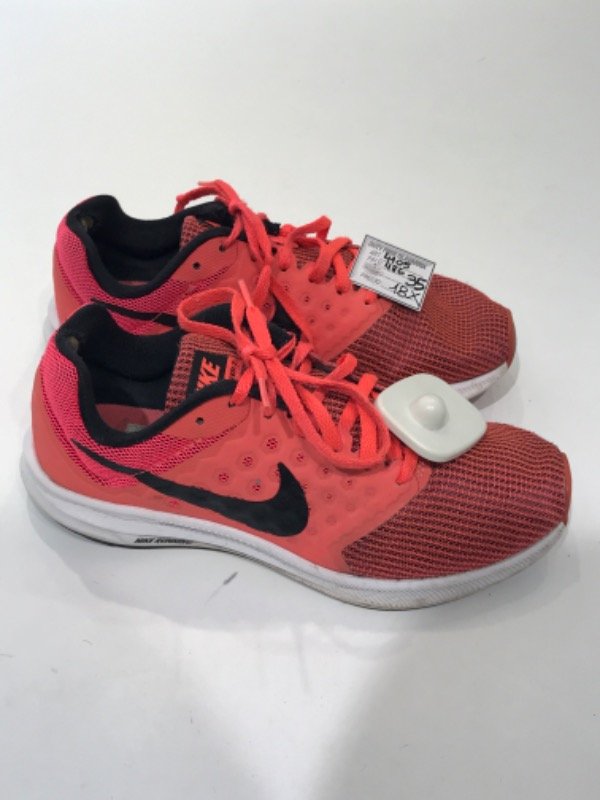 Producto - Zapatillas NIKE coral y rosa Talle 35 - PRECIO: 18X
