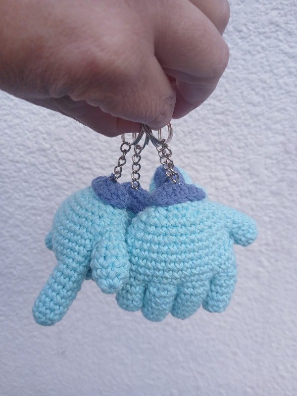 Producto - Mano con Dedos Flexibles Tejido a Crochet - Llavero / Colgante - 10