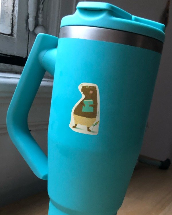Producto - Sticker resistente Carpincho lector - 1