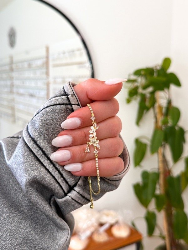 Producto - Pulsera bañada en oro flores blancas y cúbic