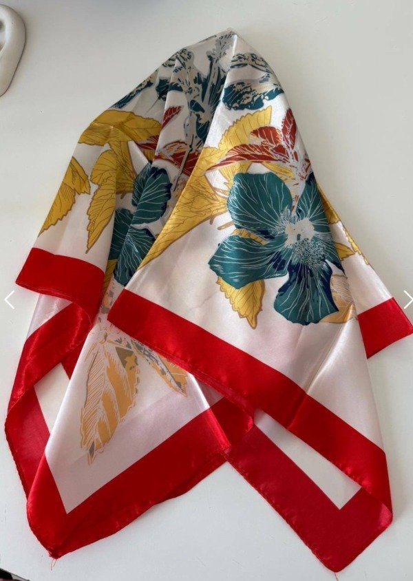 Producto - Pañuelo Flores tono Rojo