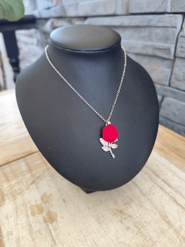 Producto - Collar rosa roja. Acero quirúrgico.