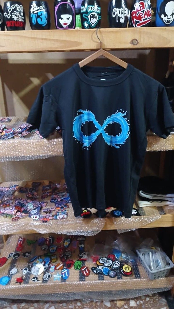 Producto - Remera los piojos infinito
