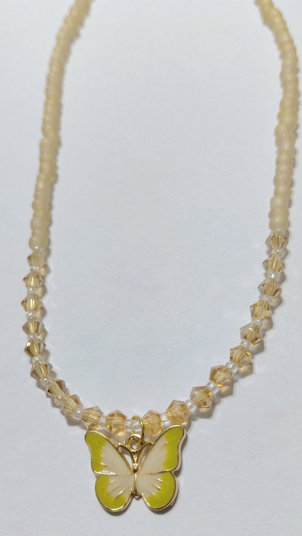 Producto - Collar con Mostacillas y Cristales Bicono con Dije Mariposa - 4