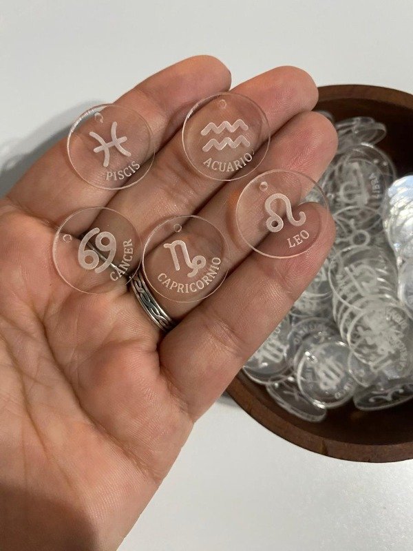 Producto - Dijes signos del zodiaco. Grabado tradicional. 2cm. SIGNO + NOMBRE DEL SIGNO