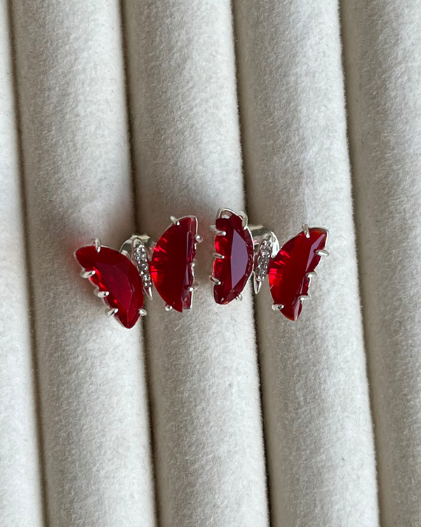 Producto - Aros mariposa cristal color rojo enchapados en plata 925 1.2cm alto- 1.5cm ancho