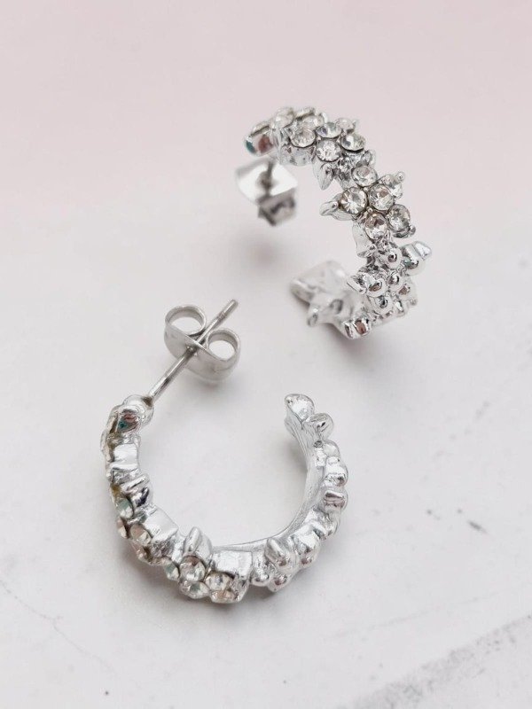 Producto - Aros acero blanco pasante semi argollita floreada strass