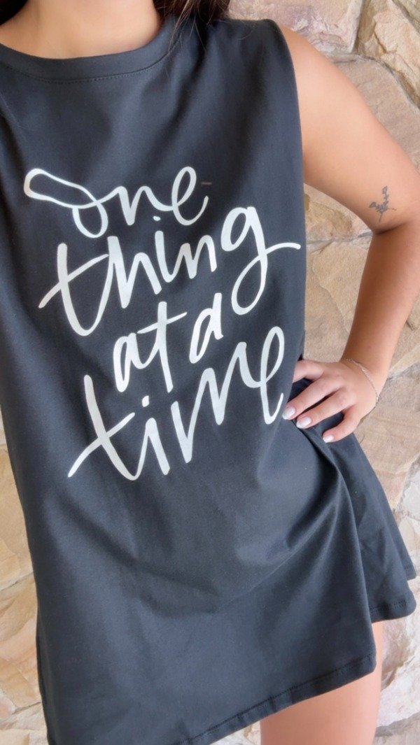 Producto - SUDADERA LARGA ONE THING AT A TIME (NEGRA)