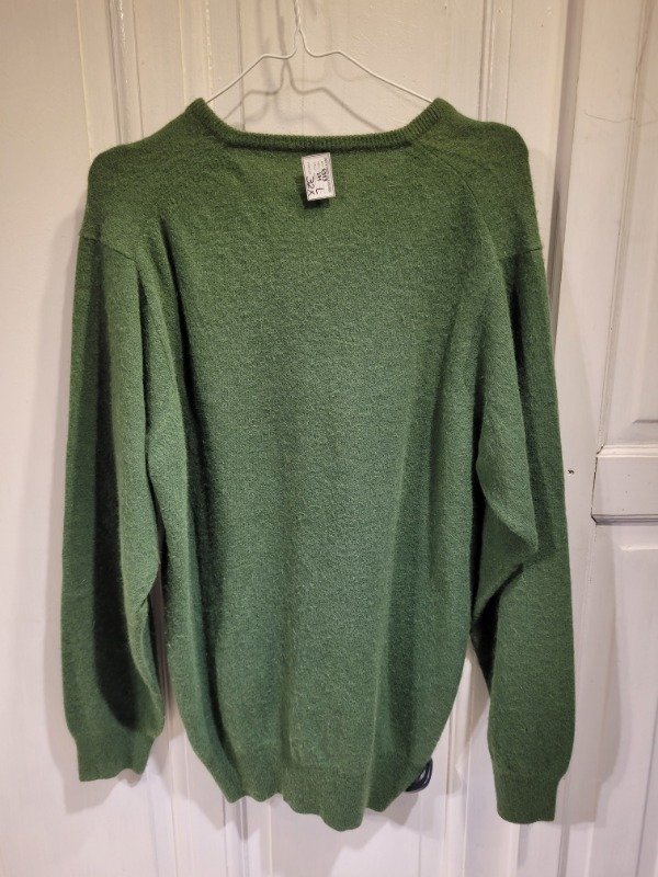 Producto - Sweater verde militar escote en v Talle L - PRECIO: 32X - 1