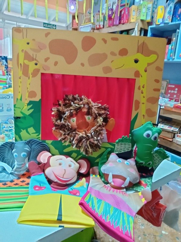 Producto - TEATRO GRANDE + TÍTERES MANOPLAS SELVA