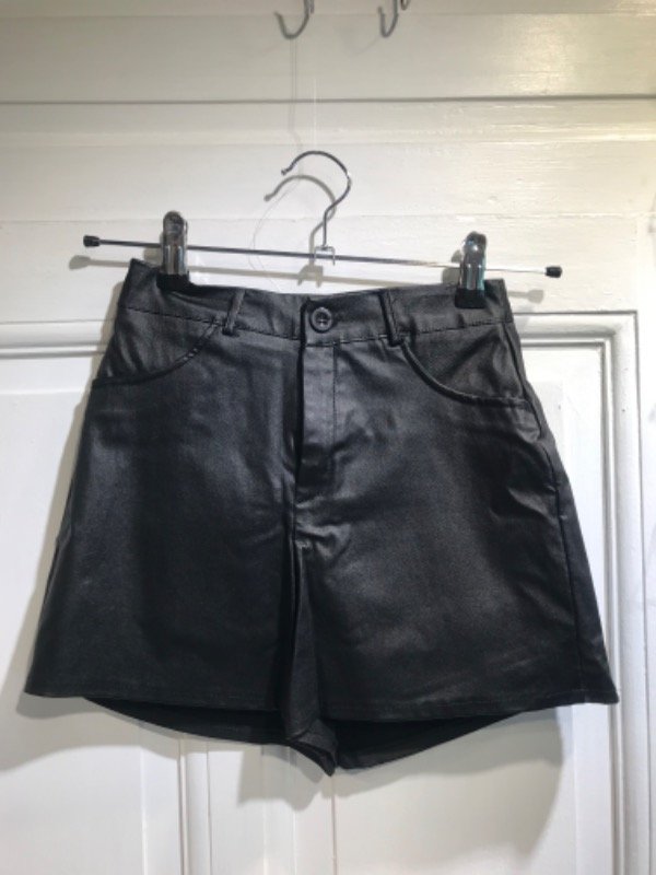 Producto - Short BOMBA engomado negro- Talle XS- PRECIO: 20x