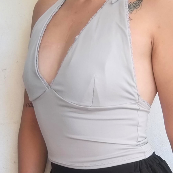 Producto - Top Musculosa Halter Escote V con Puntilla - Gris