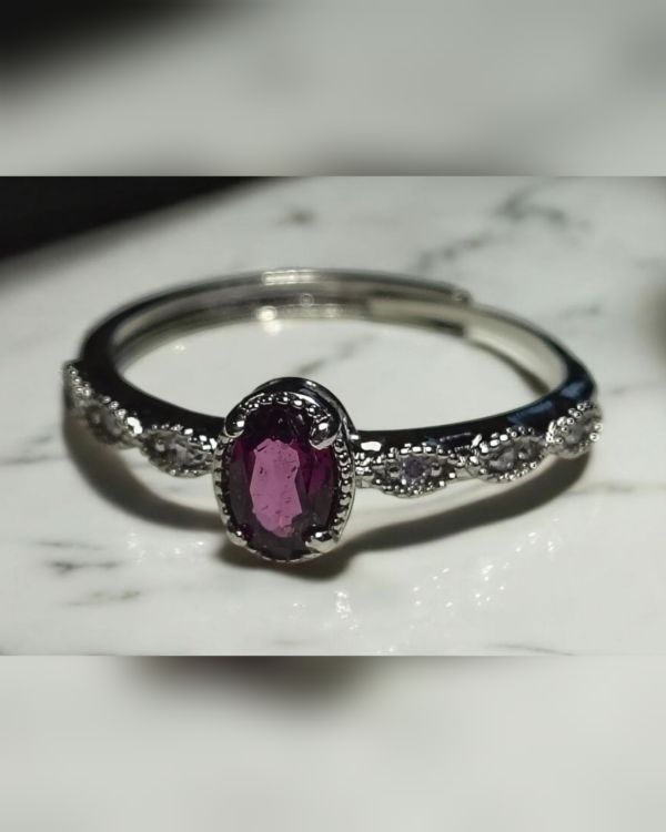 Producto - Anillo Regulable. Niquelado. Granate Morado. Modelo 3