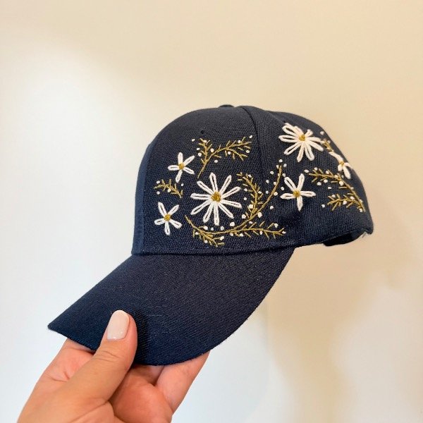 Producto - Gorra azul bordada a mano
