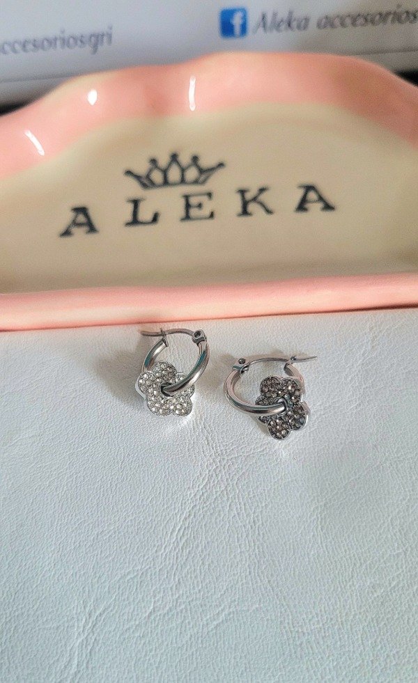 Producto - Argollas con dijes flor con strass de acero quirúrgico