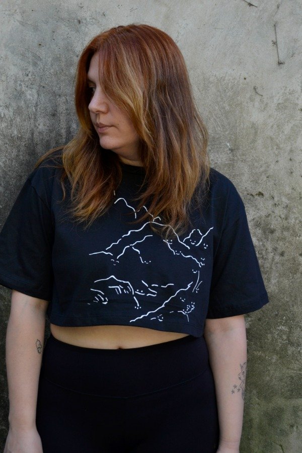 Producto - REMERA OVER CROP NEGRA SMILING MOUNTAINS