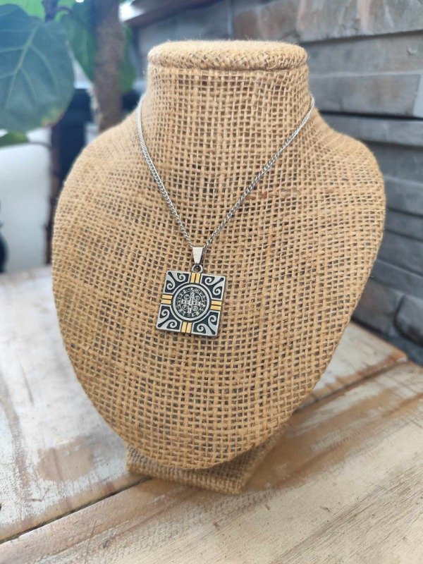 Producto - Collar san benito cuadrado con dorado. Acero quirúrgico.