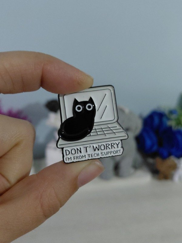 Producto - Pin metalizado - Don't worry, I'm from tech support #1985