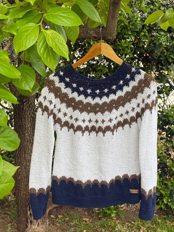 Producto - Sweater hilo colores blanco , azul marino y marrón