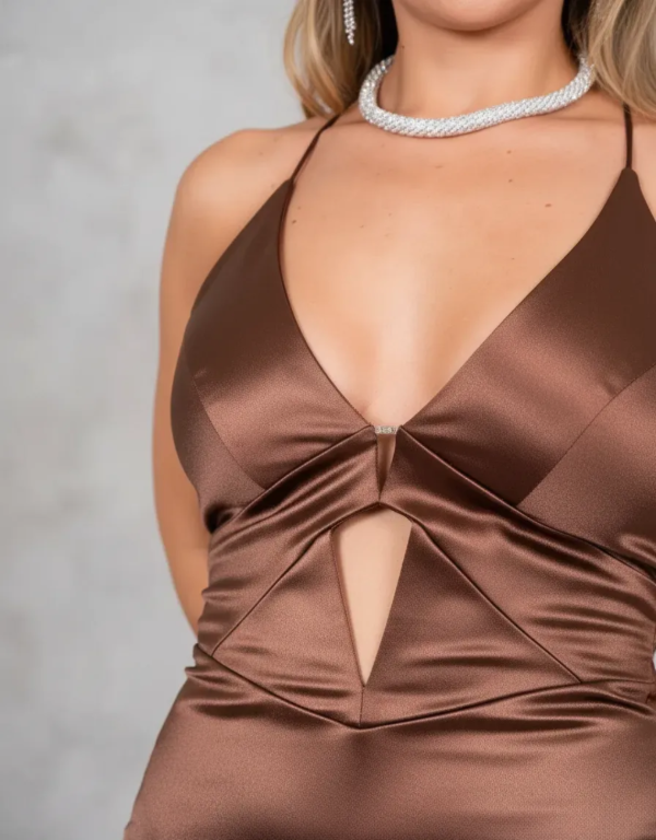 Producto - Vestido Largo Satinado con Tajo y Escote Cut Out - 9