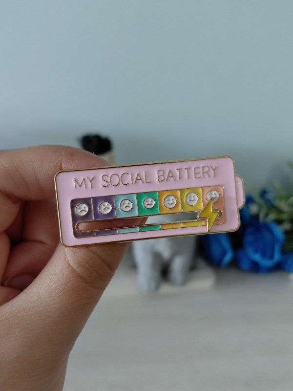 Producto - Pin metalizado - My social battery ROSA #1681