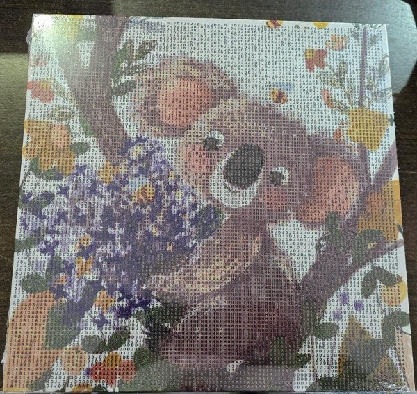 Producto - DIAMOND PAINTING 30X30 BASTIDOR KOALA FLORES VIOLETAS