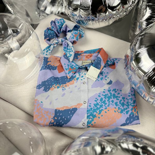Producto - CAMISA MANCHAS VIOLETAS TOP Y GOMITAS
