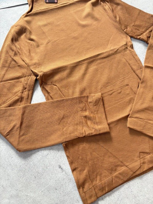 Polera termica avellana textura morley — imagen 2