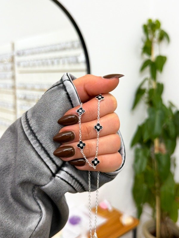 Producto - Cadenita acero blanco mini tréboles negros