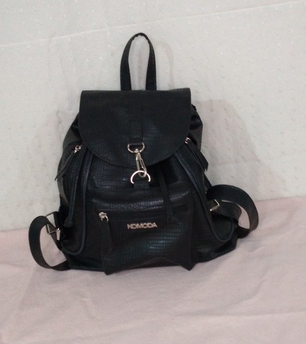 Producto - MOCHILA KOMODA EN NEGRO CON RELIEVE