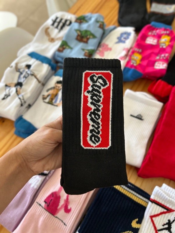 Producto - SUPREME RETRO NEGRA Y ROJA CON TOALLA EN TALON Y PUNTA EXC