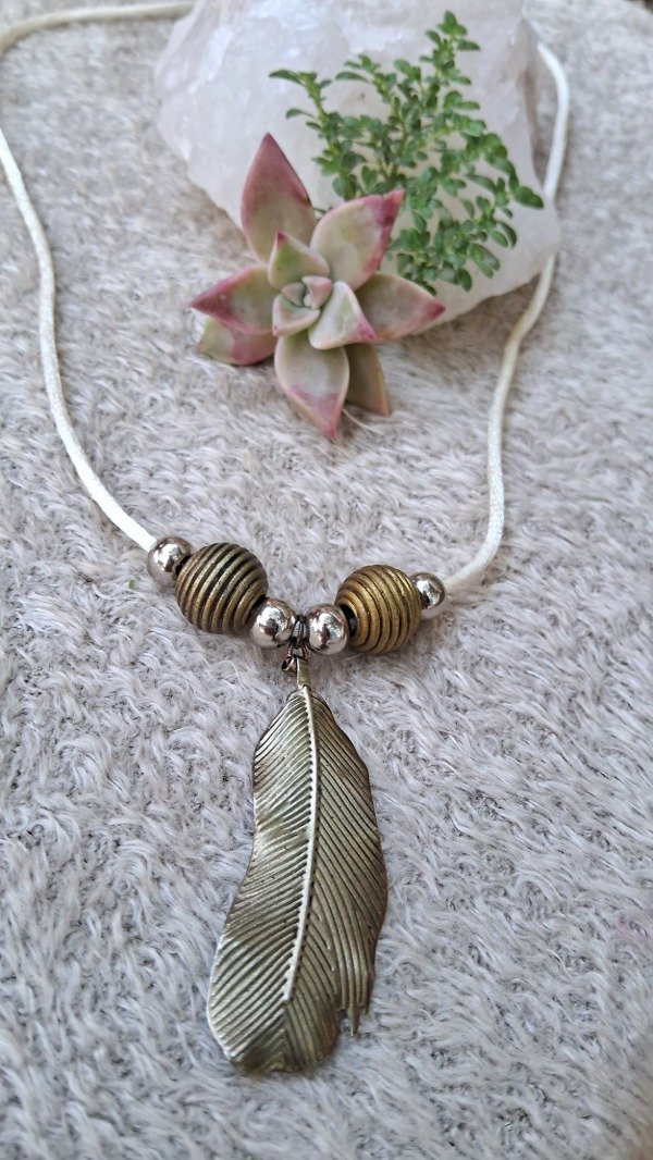 Producto - Collar hilo de seda-Dije Pluma grande