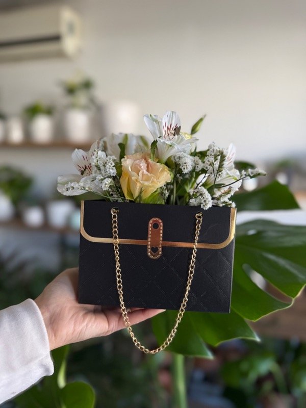 Producto - Cartera con arreglo floral