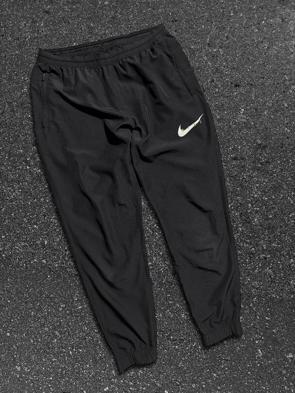 Producto - PANTALÓN NIKE ROMPEVIENTOS NEGRO CLÁSICO OG