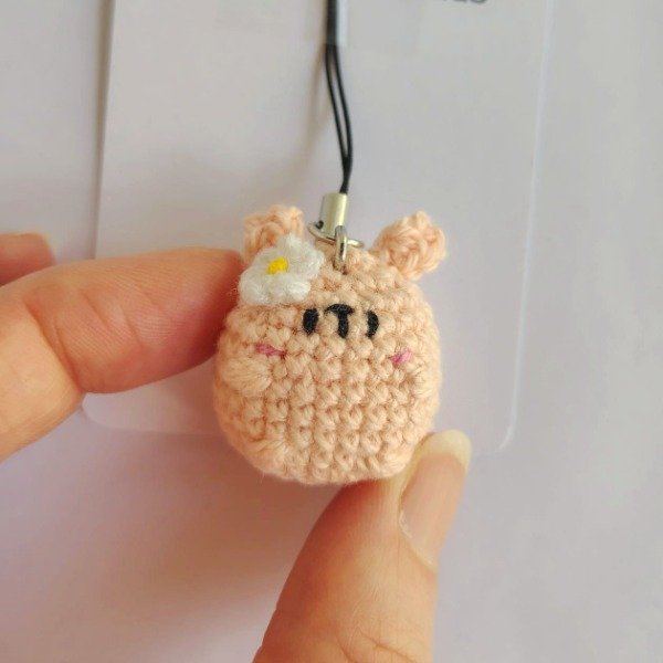 Producto - Colgante para celular conejito tejido amigurumi