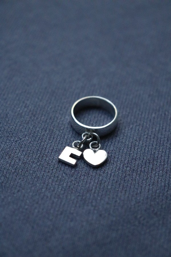 Producto - Un anillo personalizado con dijes a elección.