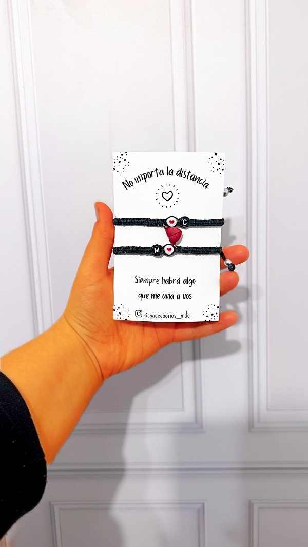 Producto - Pulsera con inicial corazón e imán rojo