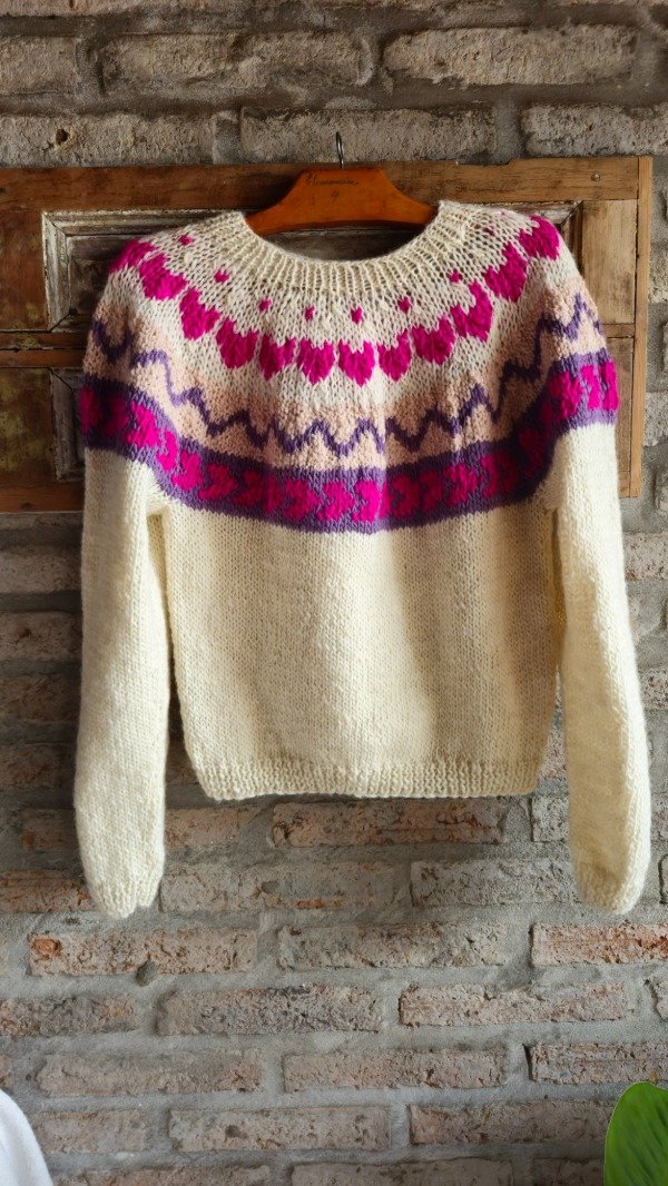 Producto - Sweater base crudo con guardas en rosados, fucsia.