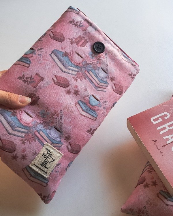 Producto - Funda para libros mediana con botón Books and coffee IMPERMEABLE