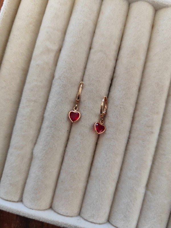 Producto - Aros corazón strass rojo. Dorado.