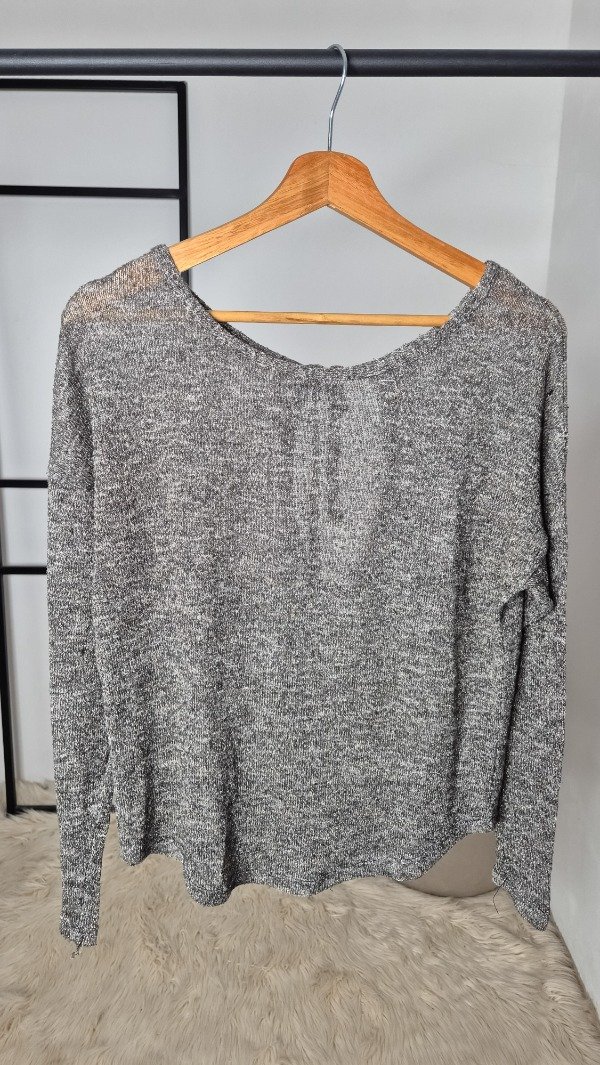 Producto - Sweater gris brilloso