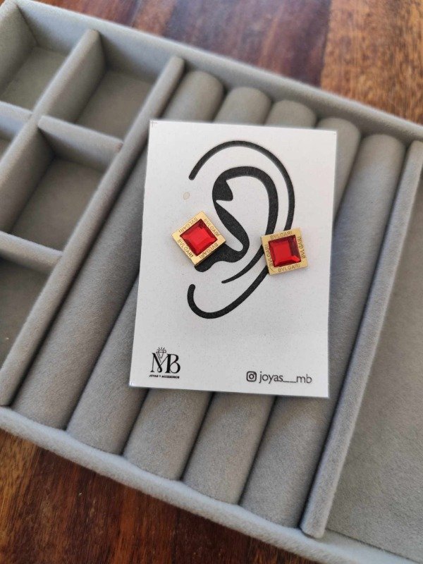 Producto - Aros bulgari cuadrado strass rojo. Tamaño M. Acero dorado.