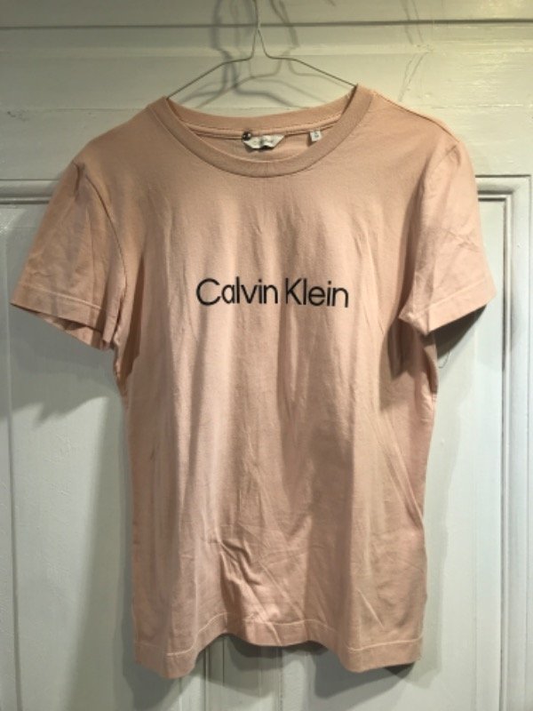 Producto - Remera CALVIN KLEIN rosa Talle XS- PRECIO: 40x