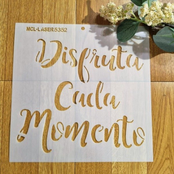 Producto - ST 5352 de 20x20 cm - Stencil Disfruta cada momento frase