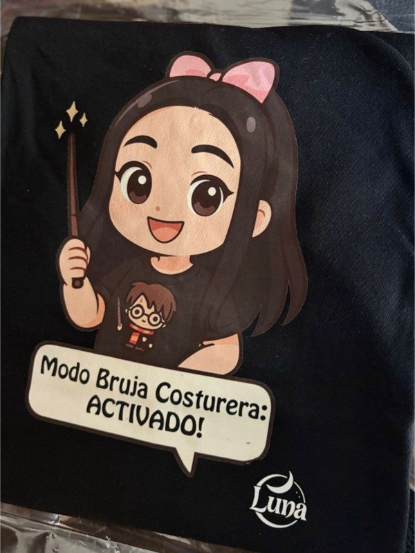 Producto - Remera Creaciones Luna - Modo bruja costurera activado Negra