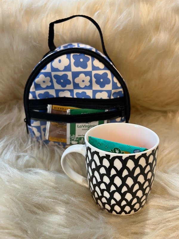 Producto - Porta taza Flores azul y blanco + taza