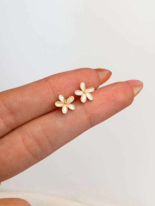 Producto - Aros flor nacar - Acero dorado