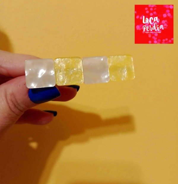 Producto - Hebilla Cuadrados amarillo y blanco 6 cm Con Pinza