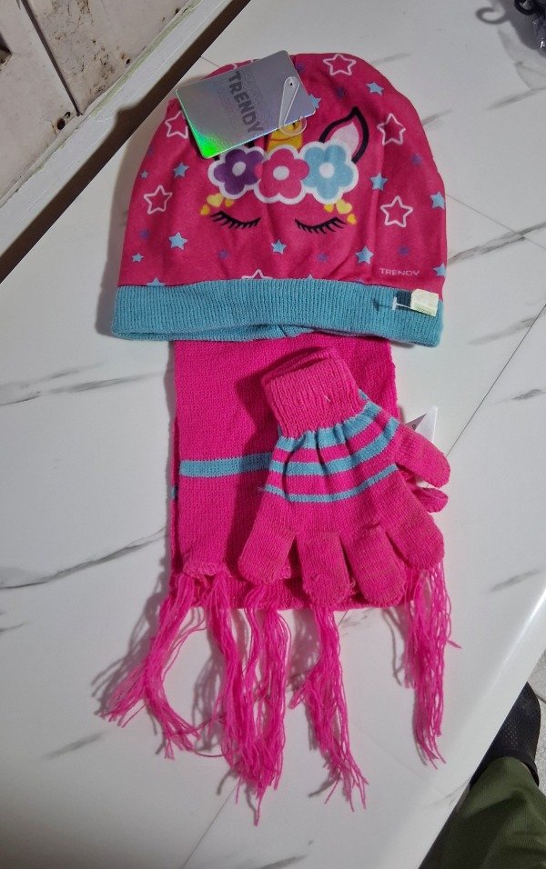 Producto - SET BUFANDA + GORRO + GUANTES COLOR FUCSIA  UNICORNIO